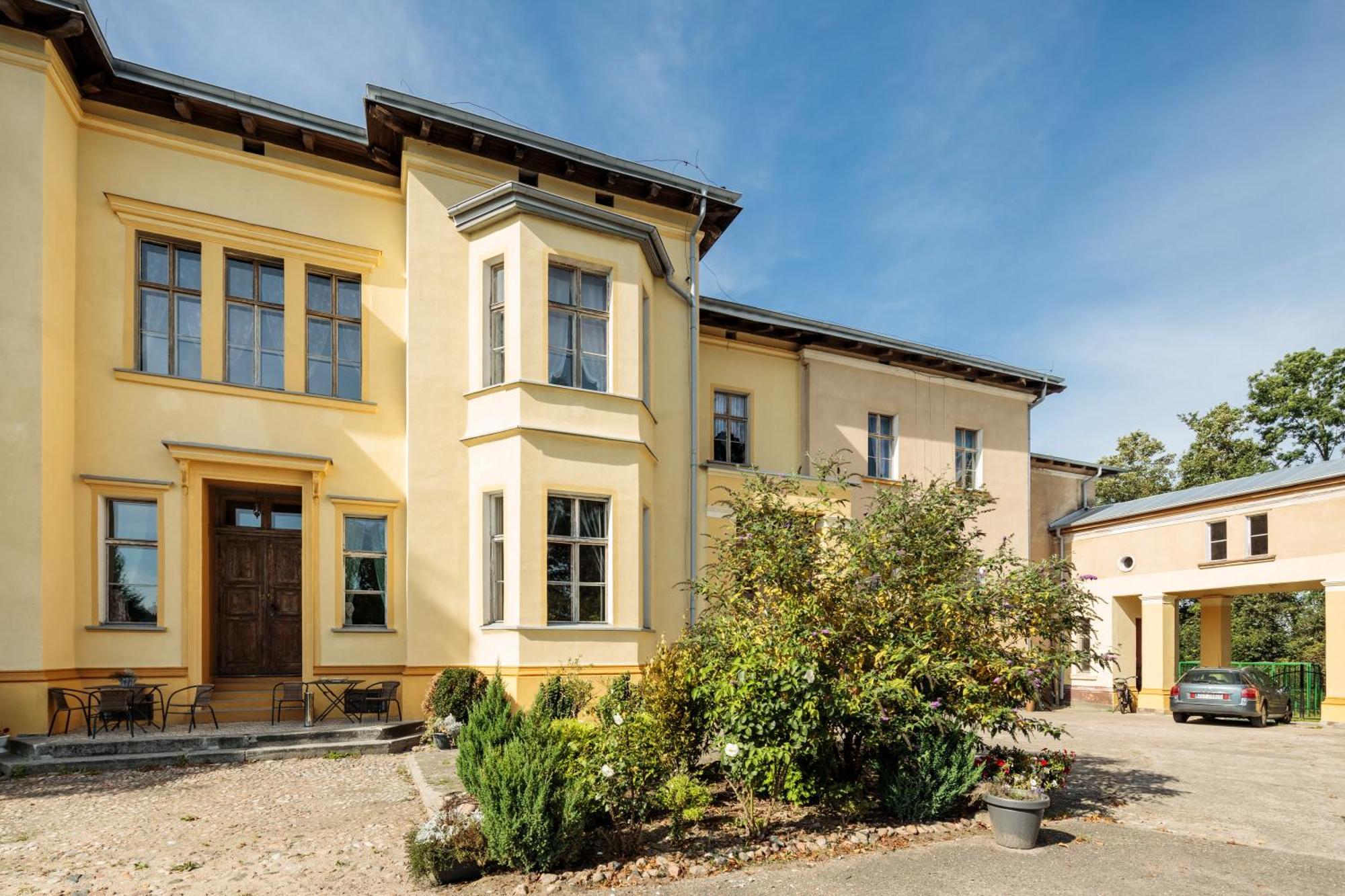 Palac Paprotno Karnice Exterior photo